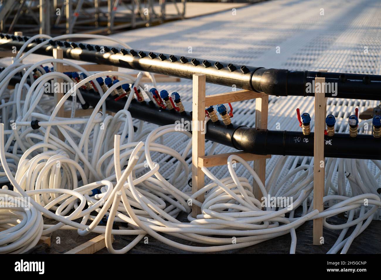 Modernes Kühlsystem für Eisbahn : Kunststoff-Satz von Schläuchen für niedrige Temperatur und Befüllung mit Wasser Stockfoto