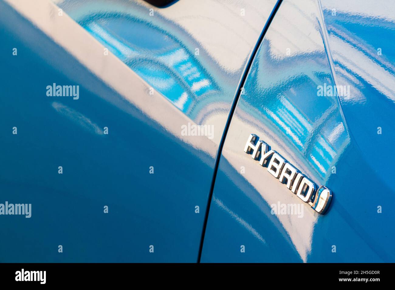 Blaues Toyota rav4-Hybrid-Auto-Abzeichen Stockfoto