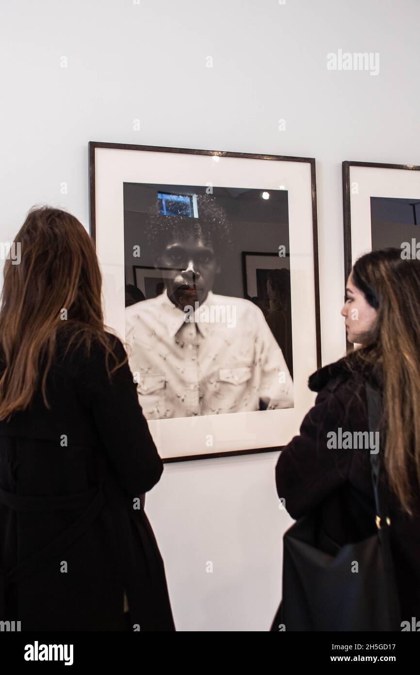 London, England, Großbritannien. November 2021. Cromwell Place, South Kensington, London, Großbritannien. Die Siegerportraits des renommierten Taylor Wessing Photographic Portrait Prize werden am Cromwell Place ausgestellt. Die Ausstellung läuft vom 10. November 2021 bis 2. Januar 2022. Es zeigt 54 Porträts von 25 verschiedenen Künstlern.Â .Fotograf David Prichard hat den ersten Preis für seine Hommage an indigene Stock Women gewonnen, Eine Serie von Porträts von Frauen der First Nations, die den größten Teil ihres Arbeitslebens an Viehstationen in Far North Queensland verbracht haben.der zweite Preis wurde Pi verliehen Stockfoto