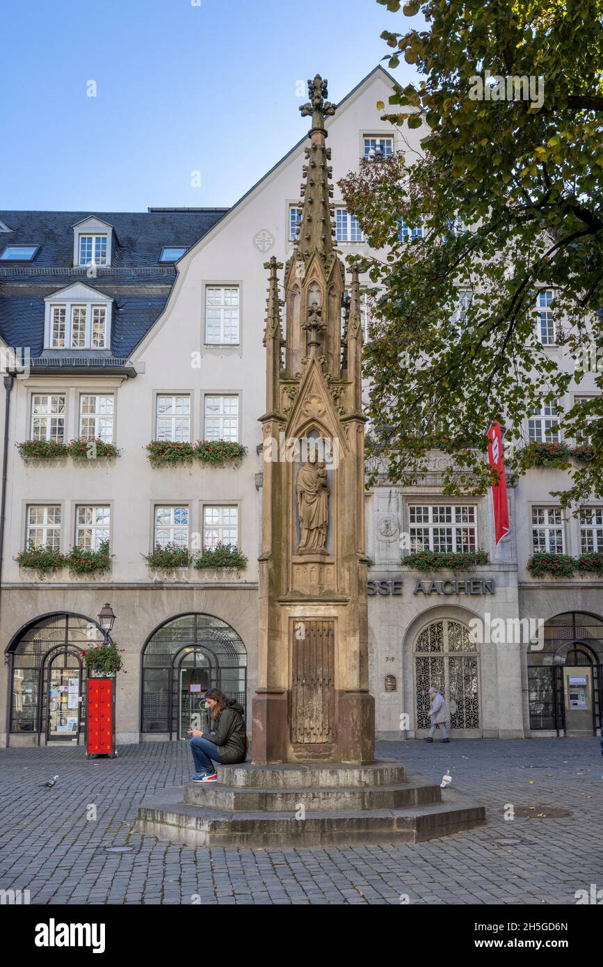 Enge Gassen in der Aachener Altstadt mit zufälligen Menschen Stockfoto