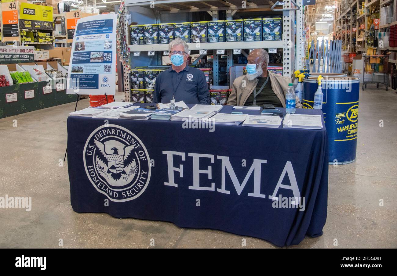 New Orleans, Vereinigte Staaten von Amerika. 08. November 2021. Ein FEMA-Spezialist für Katastrophenhilfe begeht eine öffentliche Öffentlichkeitsarbeit im Home Depot, um Überlebende des Hurikans Ida am 8. November 2021 in New Orleans, Louisiana, zu unterstützen. Quelle: Patsy Lynch/FEMA/Alamy Live News Stockfoto