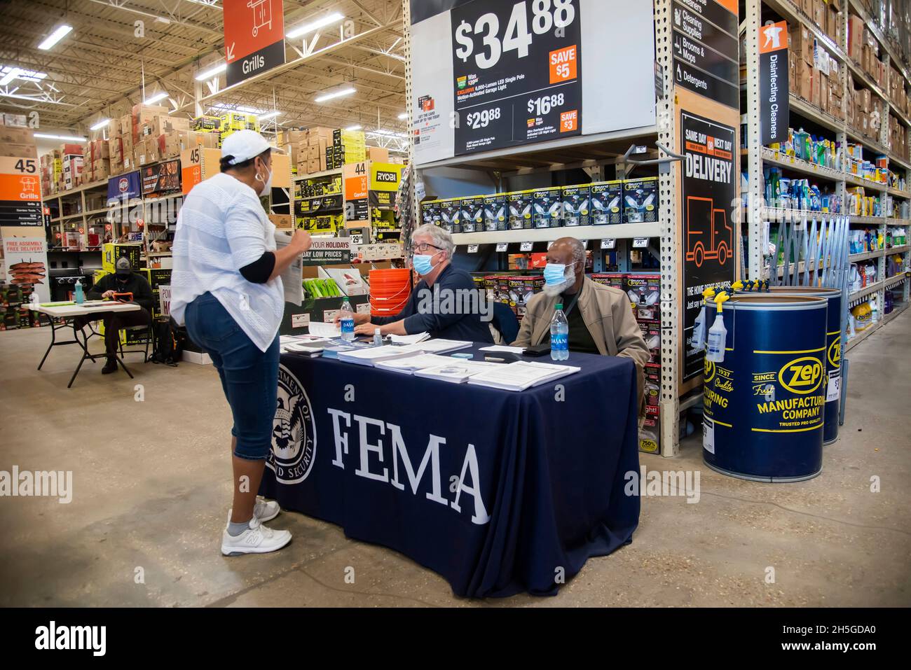 New Orleans, Vereinigte Staaten von Amerika. 08. November 2021. Ein FEMA-Spezialist für Katastrophenhilfe begeht eine öffentliche Öffentlichkeitsarbeit im Home Depot, um Überlebende des Hurikans Ida am 8. November 2021 in New Orleans, Louisiana, zu unterstützen. Quelle: Patsy Lynch/FEMA/Alamy Live News Stockfoto