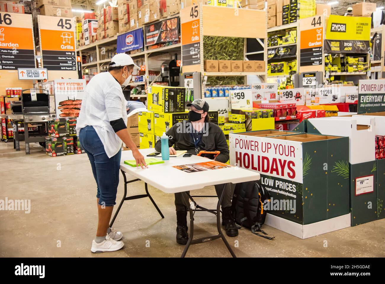 New Orleans, Vereinigte Staaten von Amerika. 08. November 2021. Ein FEMA-Spezialist für Katastrophenhilfe begeht eine öffentliche Öffentlichkeitsarbeit im Home Depot, um Überlebende des Hurikans Ida am 8. November 2021 in New Orleans, Louisiana, zu unterstützen. Quelle: Patsy Lynch/FEMA/Alamy Live News Stockfoto