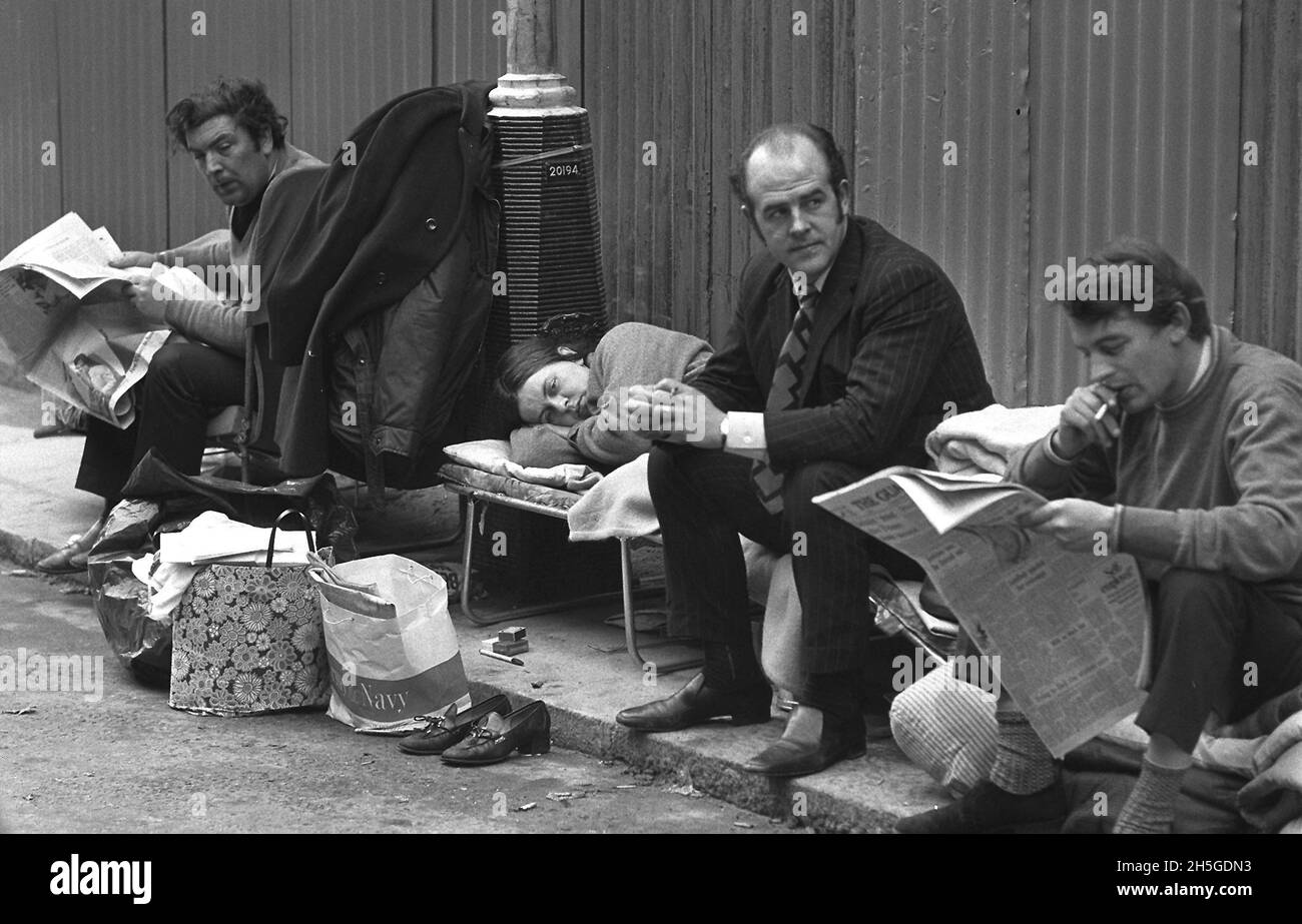 Aktenfoto vom 21/10/1971 von Ulster-Abgeordneten, die ihren Hungerstreik in der Downing Street fortsetzen, (von links nach rechts) John Hume, Bernadette Devlin, Frank McManus und Austin Currie. Austin Currie, eines der Gründungsmitglieder der SDLP und eine Schlüsselfigur zu Beginn der nordirischen Bürgerrechtsbewegung, ist im Alter von 82 Jahren in seinem Haus in Derrymullen, Co Kildare, gestorben. Ausgabedatum: Dienstag, 9. November 2021. Stockfoto