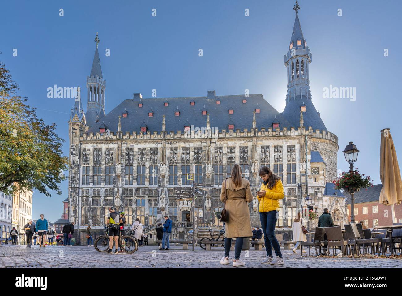 Mittelalterliches Rathaus mit Nebenmenschen in Aachen Herbstsonne in Deutschland Stockfoto