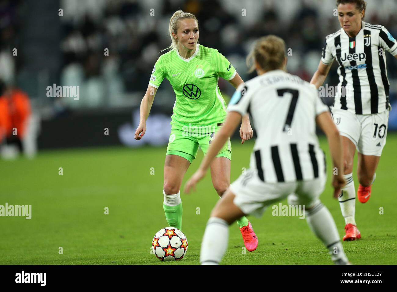 Turin, Italien. November 2021. Turid Knaak vom VfL Wolfsburg Women kontrolliert den Ball während des UEFA Women's Champions League Group A-Spiels zwischen Juventus FC Women und VfL Wolfsburg Women im Allianz Stadium am 9. November 2021 in Turin, Italien. Quelle: Marco Canoniero/Alamy Live News Stockfoto