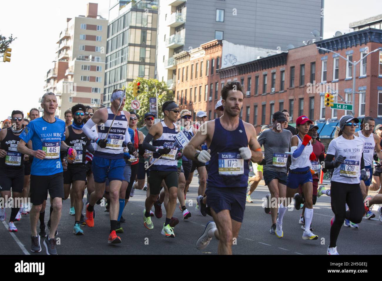 50 Jahre New York City Marathon Rennen im Jahr 2021 nach keinem Rennen im Jahr 2020 tun, um die Covid-19 Pandemie. Läufer fahren während der ersten Etappe des 26.2-Meilen-Rennens in Brooklyn auf der 4th Avenue in Richtung Norden. Stockfoto