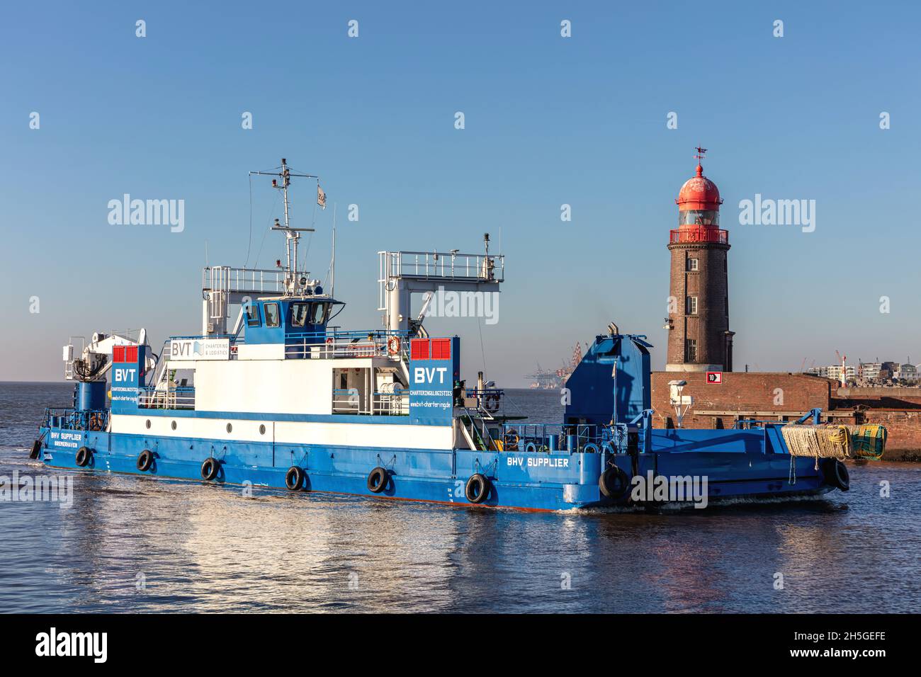 Mehrzweckschiff BHV-LIEFERANT beim Einlaufen in den Hafen von Bremerhaven Stockfoto
