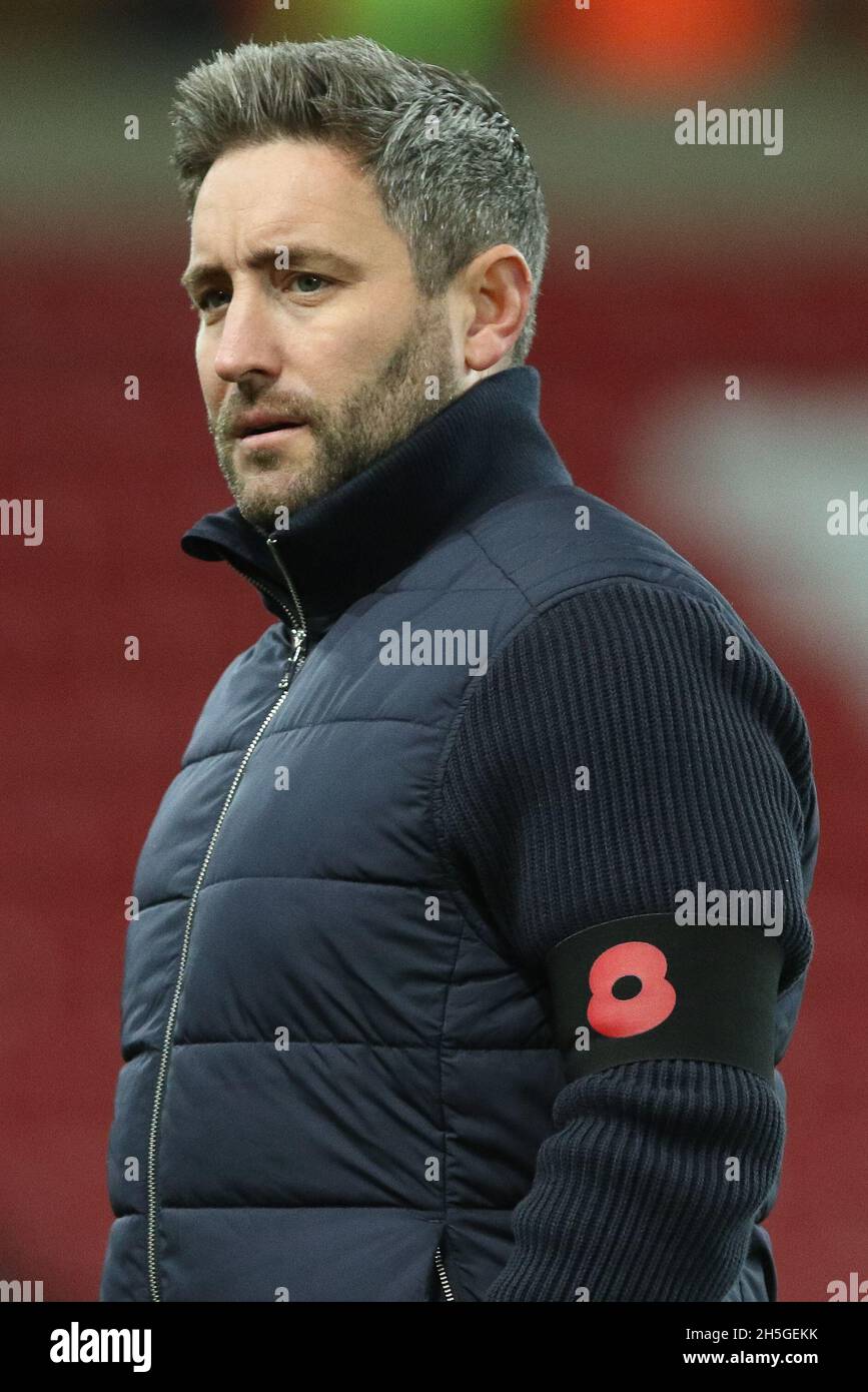 SUNDERLAND, GROSSBRITANNIEN. 9. NOVEMBER Lee Johnson, Sunderland Manager, sah am Dienstag, dem 9. November 2021, im Stadion of Light, Sunderland, beim EFL Trophy-Spiel zwischen Sunderland und Bradford City eine Mohn-Armband tragen. (Kredit: Will Matthews | MI News) Kredit: MI News & Sport /Alamy Live News Stockfoto