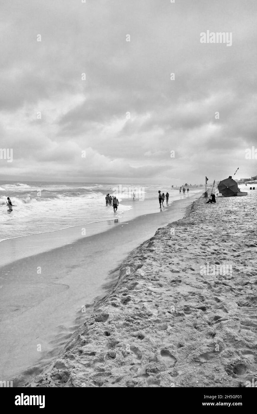 Menschen am Strand auf Long Beach Island an der Küste von Jersey. Schwimmer genießen den Atlantischen Ozean an einem bewölkten bewölkten Tag im Sommer. Stockfoto