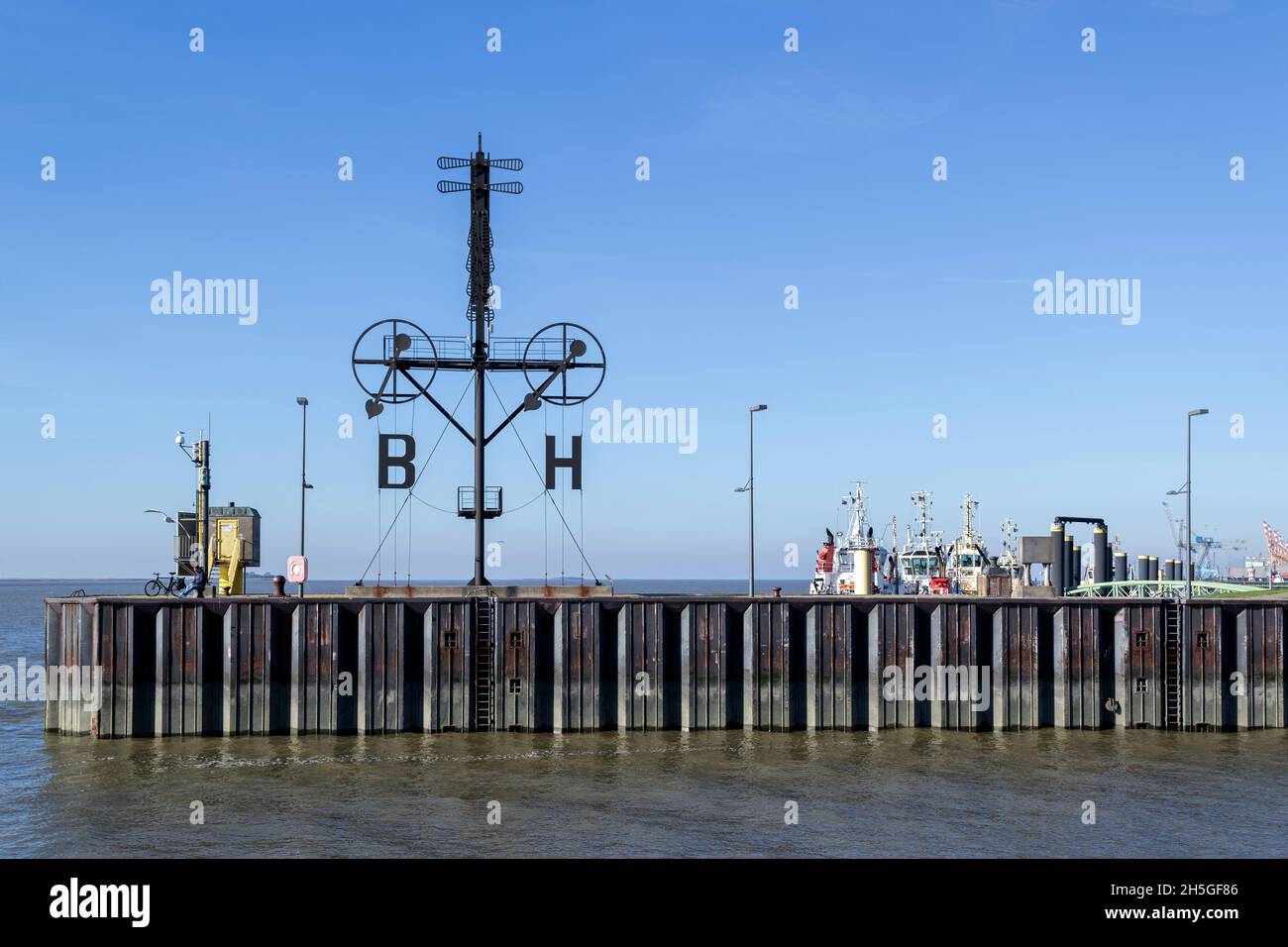 Windsemaphore in Bremerhaven, Deutschland. Der fast 20 m hohe Mast zeigt die Windkraft und Windrichtung von Borkum und Helgoland. Stockfoto
