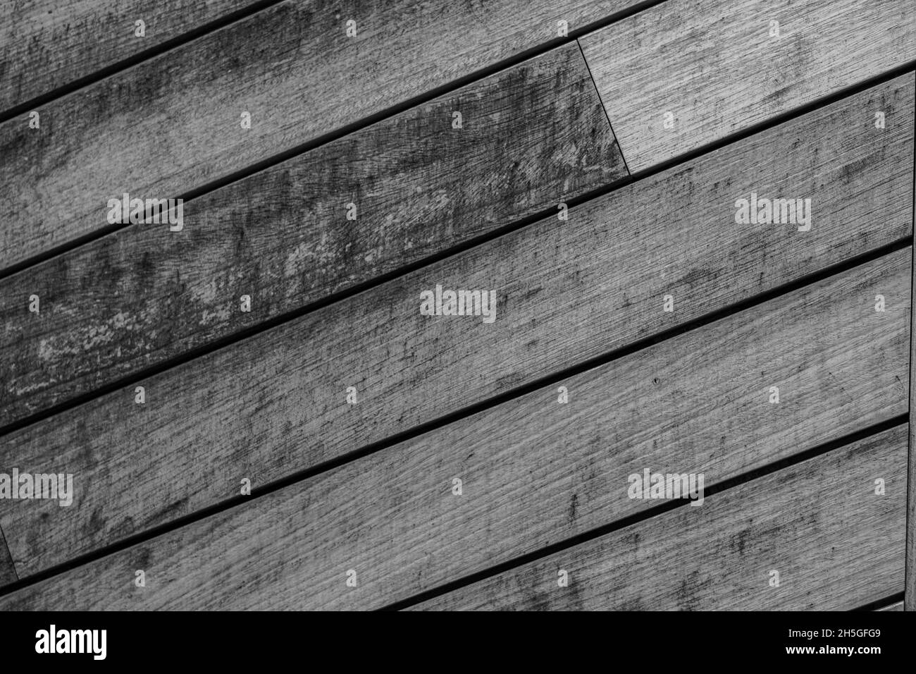 Hintergrundbild von grauer Holzmaserung mit Kratzern Stockfoto