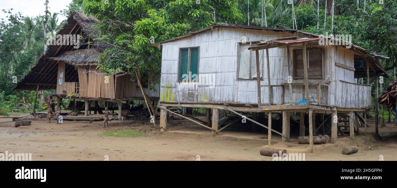 Dorfhaus auf Stelzen in Madang, Papua-Neuguinea Stockfoto