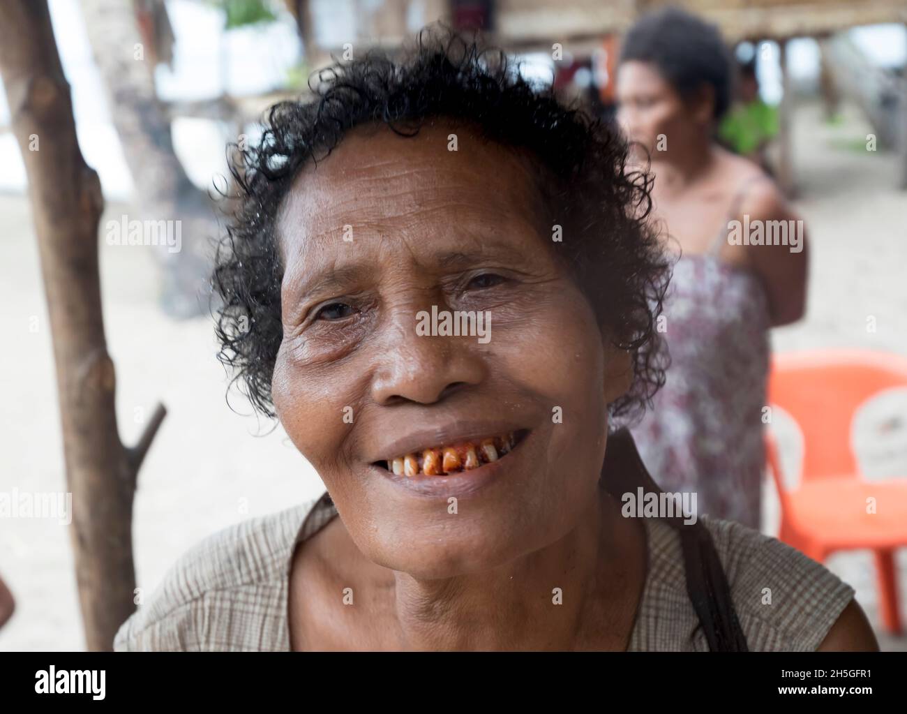 Frau mit Wohnsitz auf der Insel Kuiawa auf den Trobriand-Inseln, Papua-Neuguinea; Kuiawa, Trobriand-Inseln, Papua-Neuguinea Stockfoto