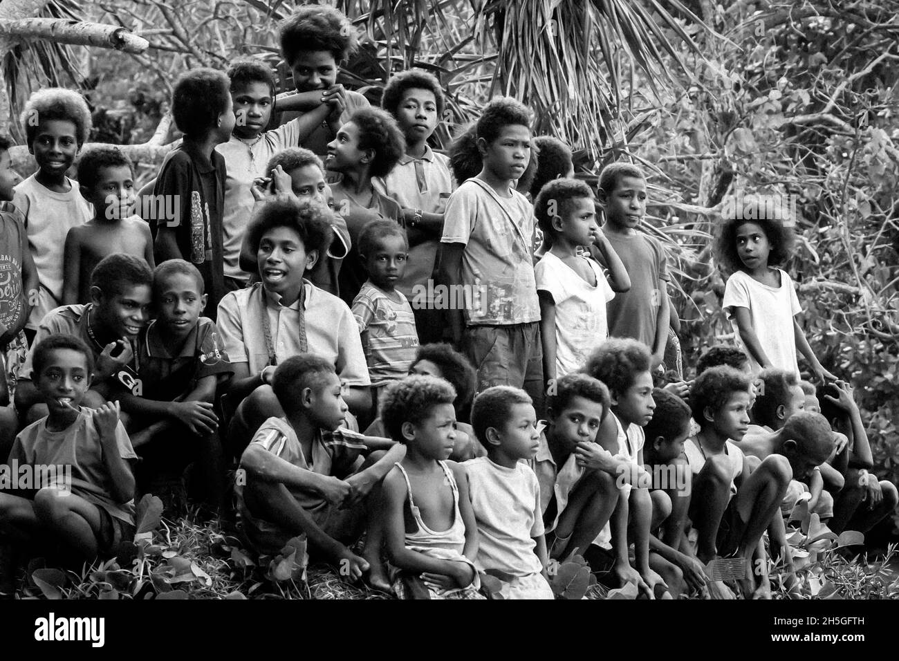 Eine Menge Dorfbewohner versammelt sich, um Gäste auf der Insel Tuam auf Siassi, Papua-Neuguinea, Tuam, Siassi und Papua-Neuguinea zu treffen Stockfoto