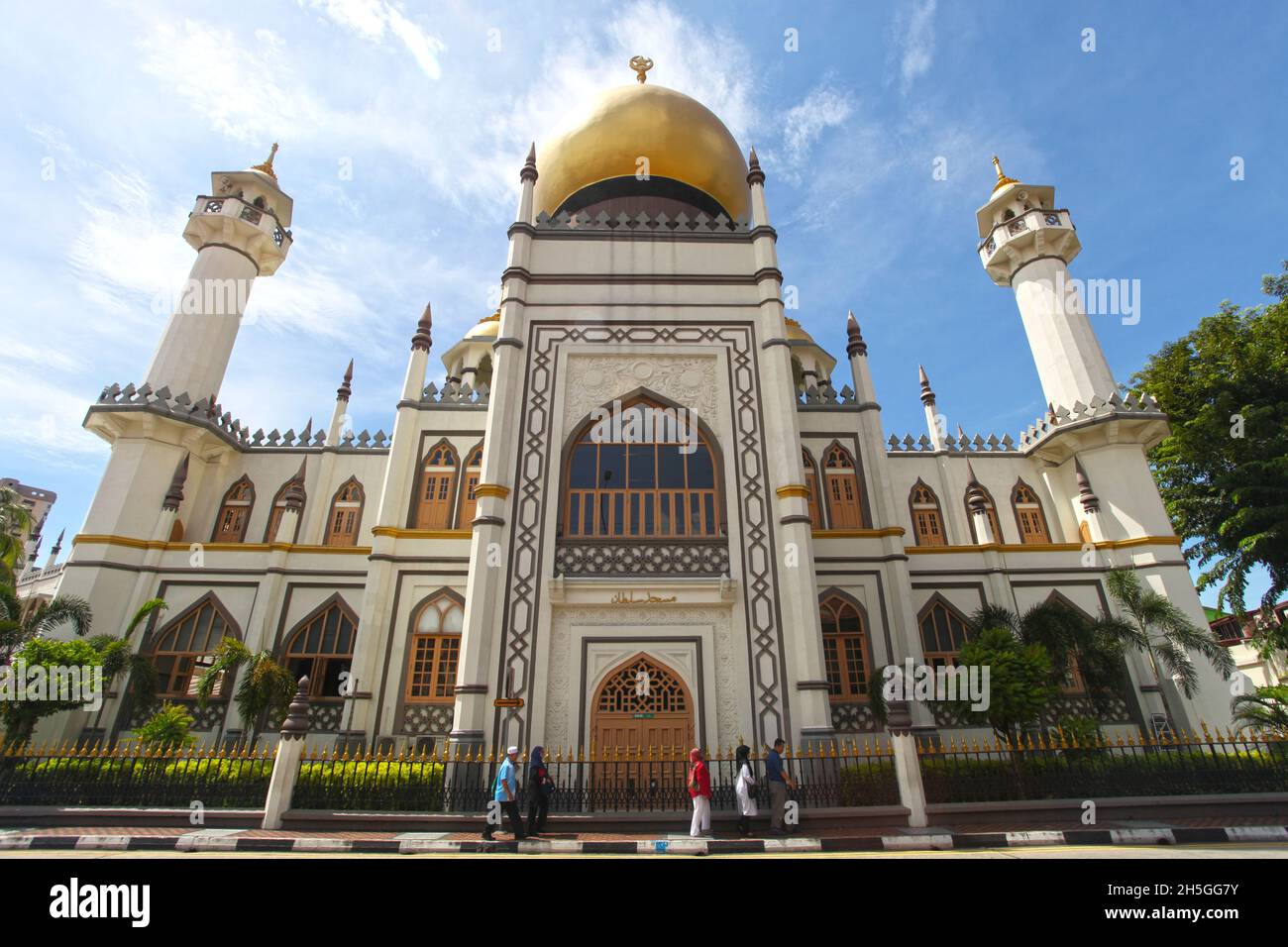 Vorderansicht der Sultan Moschee oder Masjid Sultan auf der North Bridge Road im Kampong Glam Bezirk von Singapur. Stockfoto