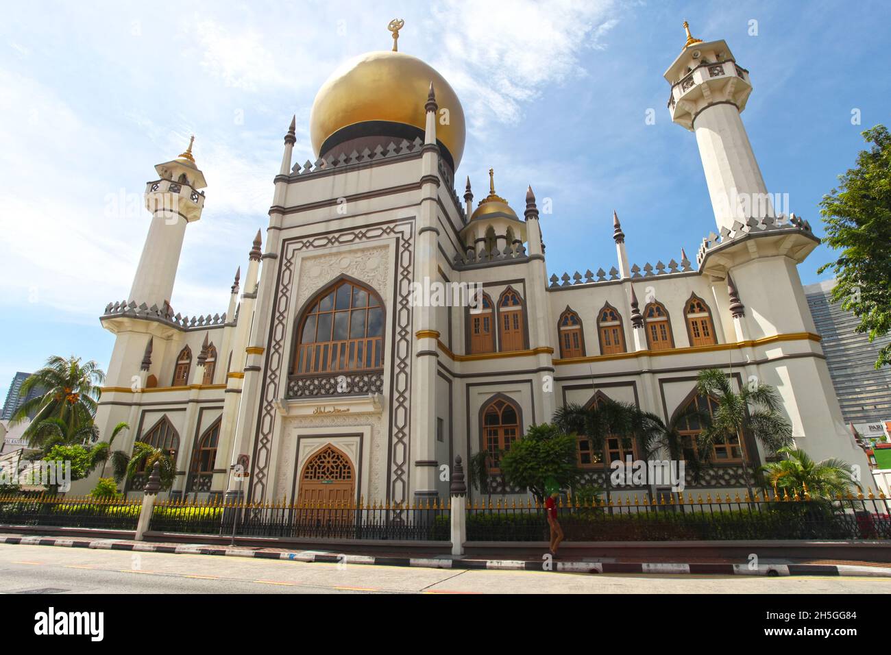 Vorderansicht der Sultan Moschee oder Masjid Sultan auf der North Bridge Road im Kampong Glam Bezirk von Singapur. Stockfoto