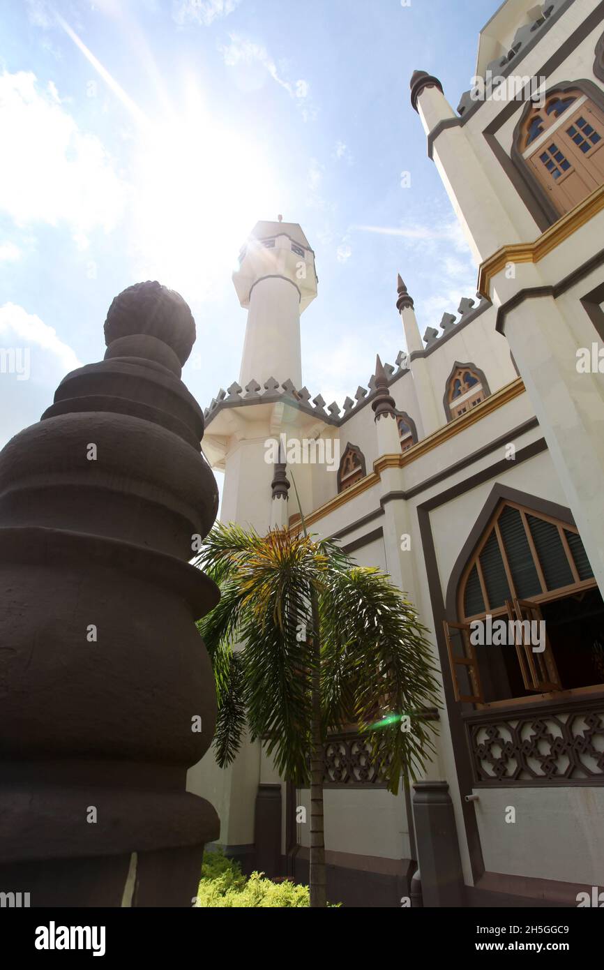 Seitenansicht der Sultan-Moschee oder Masjid Sultan auf der North Bridge Road im singapurischen Viertel Kampong Glam. Stockfoto