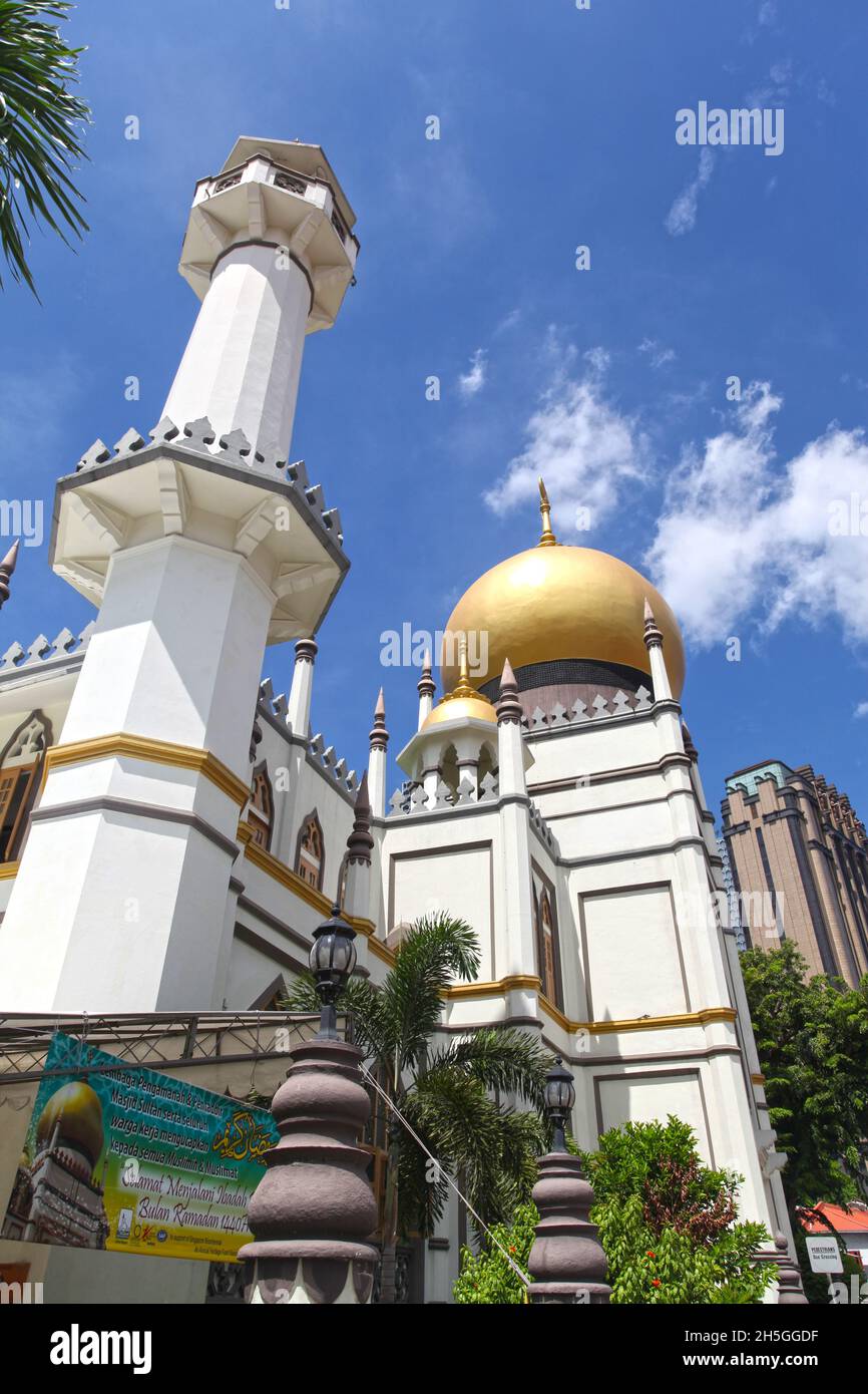 Seitenansicht der Sultan-Moschee oder Masjid Sultan auf der North Bridge Road im singapurischen Viertel Kampong Glam. Stockfoto