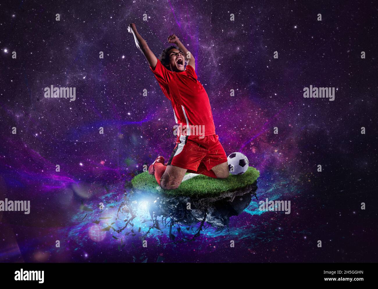 Fußballspieler im All gewinnt das Fußballspiel Stockfoto