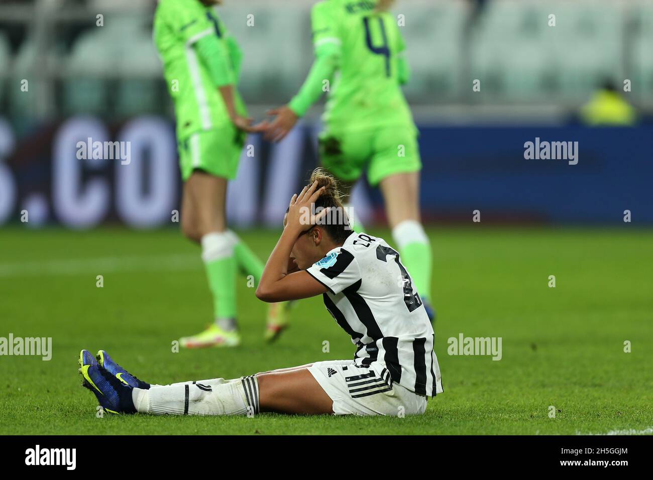 Turin, Italien. November 2021. Arianna Caruso von Juventus FC Women sieht während des UEFA Women's Champions League Group A-Spiels zwischen Juventus FC Women und VfL Wolfsburg Women am 9. November 2021 in Turin, Italien, niedergeschlagen aus. Quelle: Marco Canoniero/Alamy Live News Stockfoto