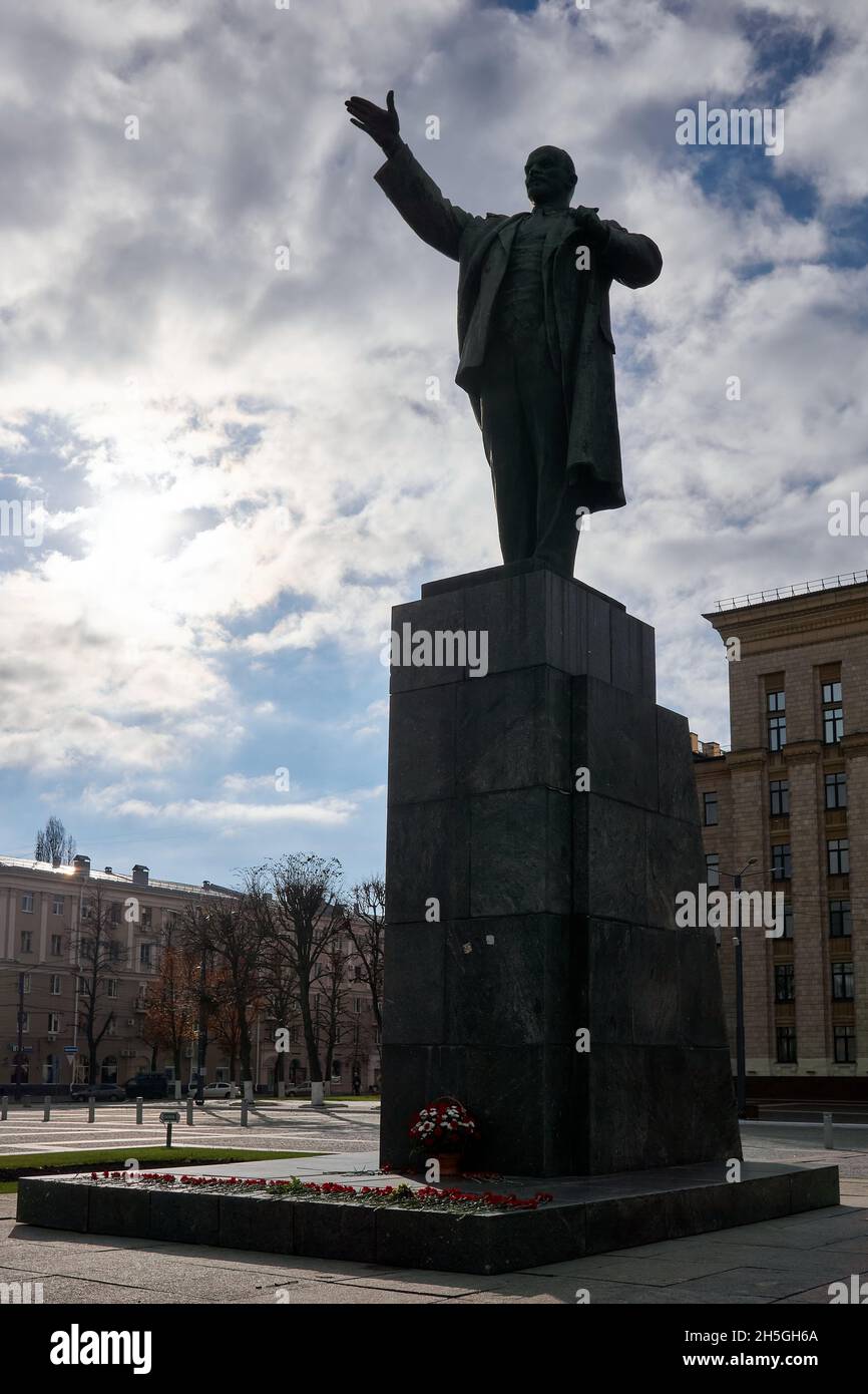 Woronesch, Russland. November 2021. Ein Denkmal für Wladimir Uljanow-Lenin, das während des 104. Jahrestages der Oktoberrevolution von 1917 gesehen wurde.am 104. Jahrestag der Großen Sozialistischen Oktoberrevolution von 1917 nutzte die russische Regierung eine schwierige epidemiologische Situation, um den Bürgern zu verbieten, sich zu Kundgebungen zu versammeln. Aber in Woronesch inszenierten kommunistische Aktivisten eine Reihe von Aktionen. Die bürgerliche Regierung kämpft seit 30 Jahren gegen das historische Gedächtnis des Volkes. Erstens wurde es am 7. November verboten, den Jahrestag der Revolution im Staat zu feiern Stockfoto