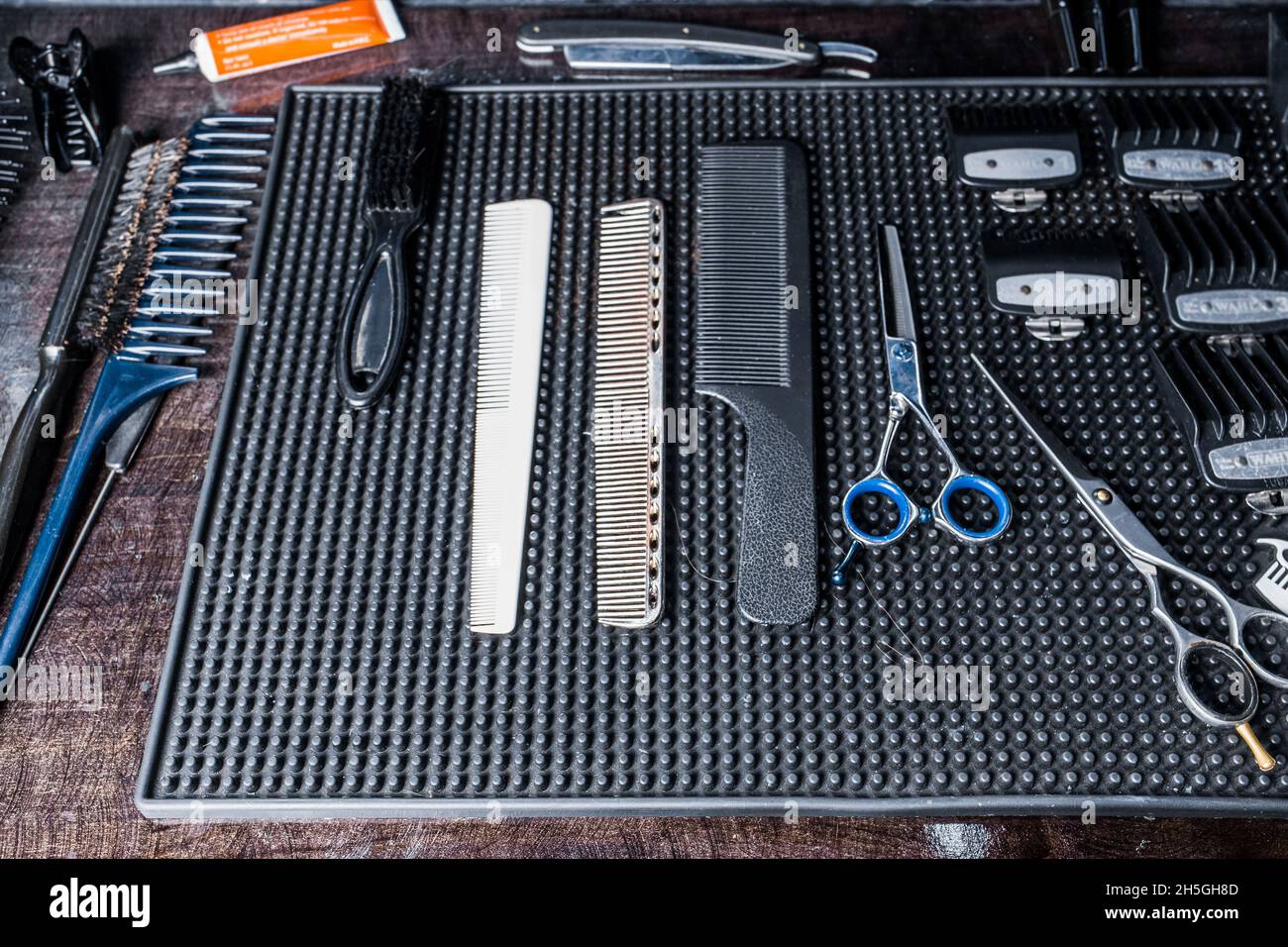 Professionelle Werkzeuge und Geräte für Frisuren und Frisuren in einem Friseur oder Friseursalon. Stockfoto