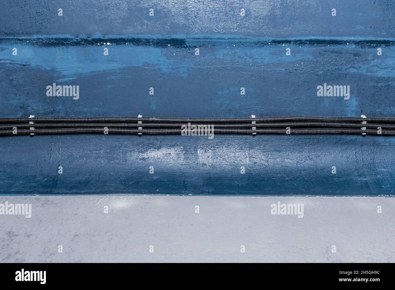 Industriekabel Stromanschluss und Isolierung von elektrischen Drähten Installation der Stromleitung an der Wand. Stockfoto