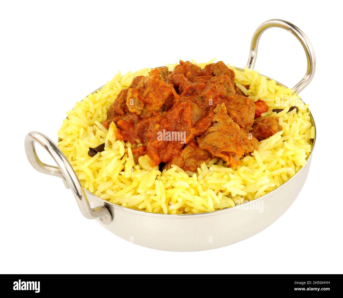 Lamb rogan josh Mahlzeit mit duftendem Pilau-Reis isoliert auf weißem Hintergrund Stockfoto