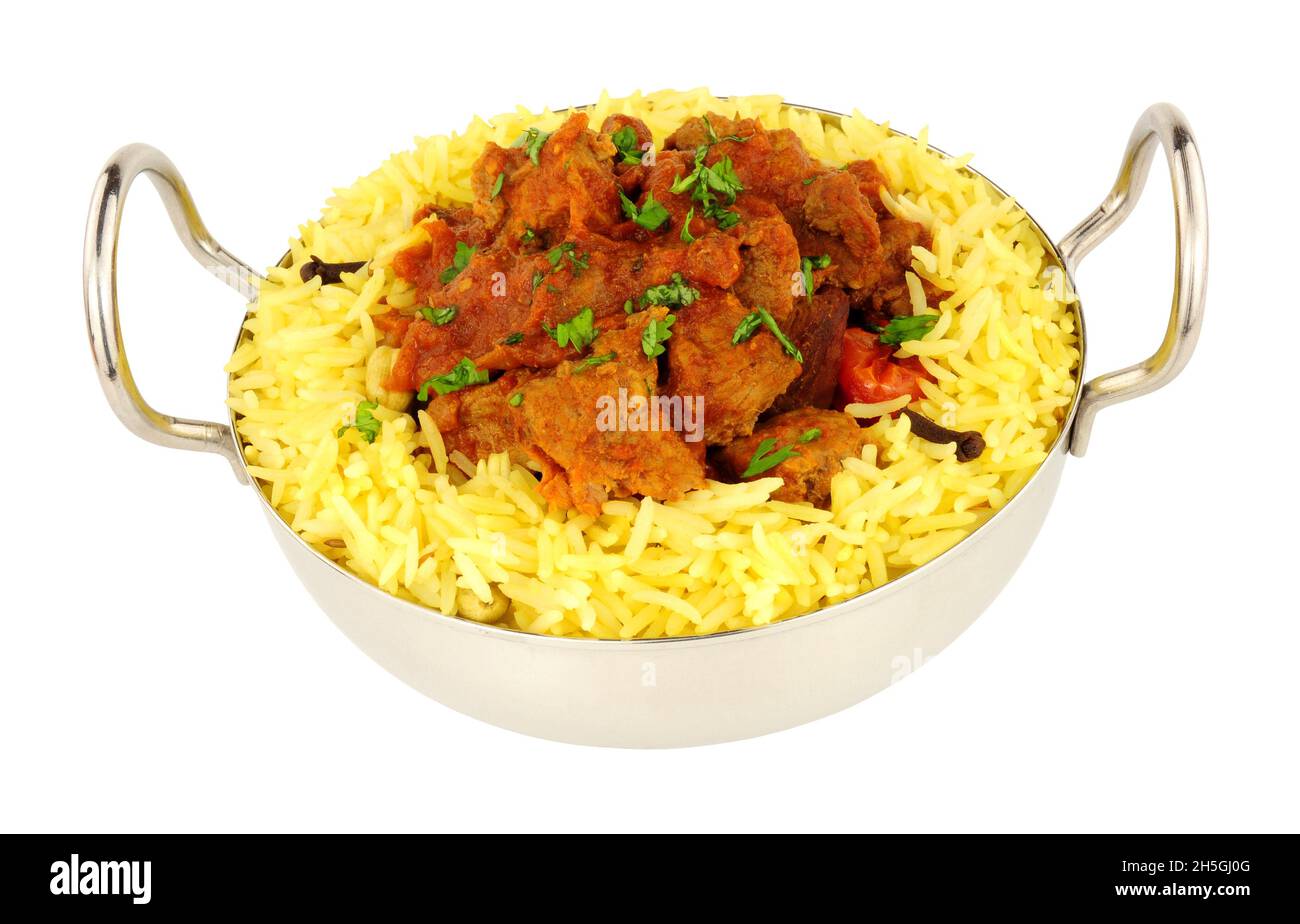 Lamb rogan josh Mahlzeit mit duftendem Pilau-Reis isoliert auf weißem Hintergrund Stockfoto