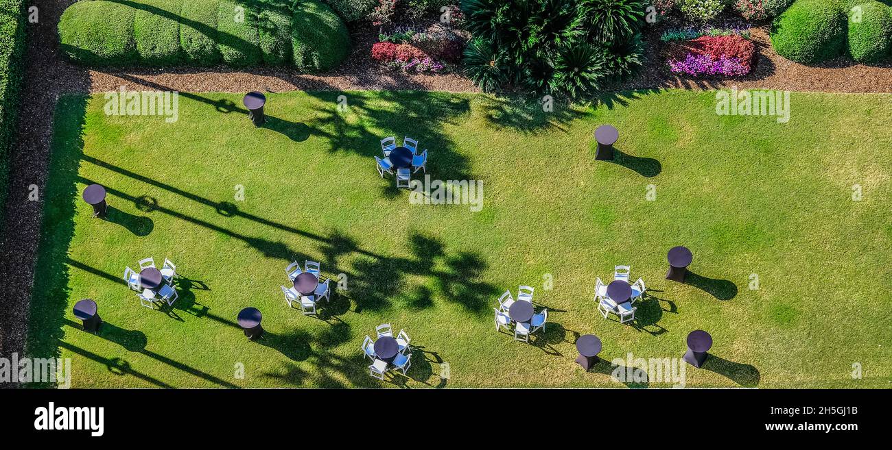 Tische und Schatten bei Outdoor Event Stockfoto