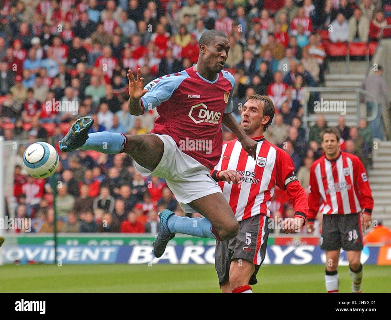 SOUTHAMPTON V ASTON VILLA CARLTON COLE SCHEITERT EINFACH AN MEETA ÜBER PIC MIKE WALKER, 2005 Stockfoto