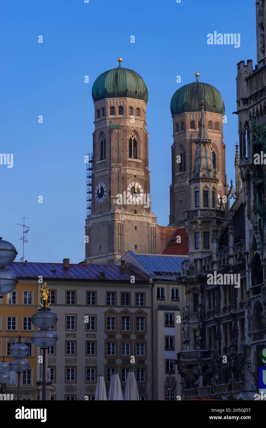 22. Mai 2019 München, Deutschland - Frauenkirche in München. Blick von engen Gassen Stockfoto