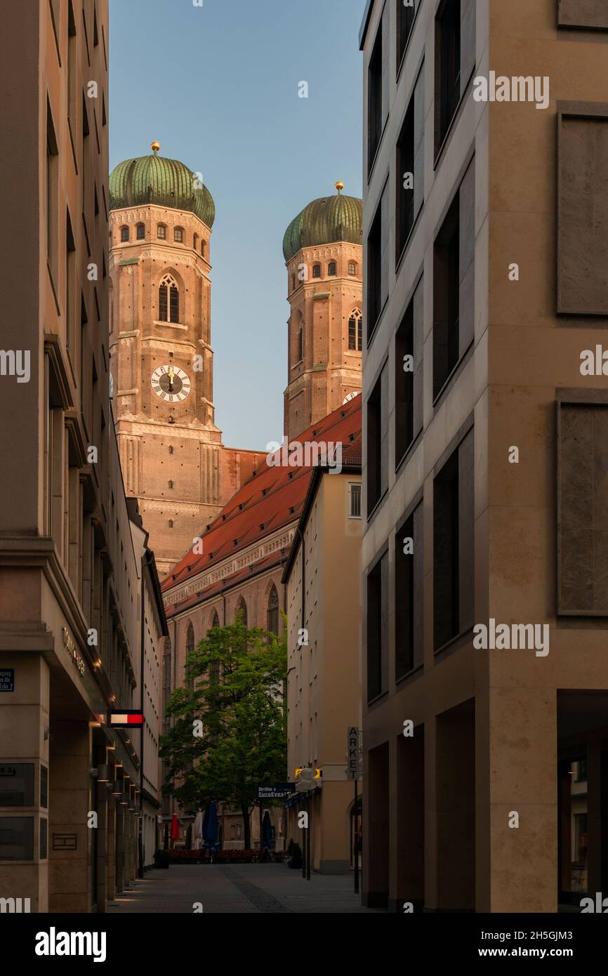 22. Mai 2019 München, Deutschland - Frauenkirche in München. Blick von engen Gassen Stockfoto