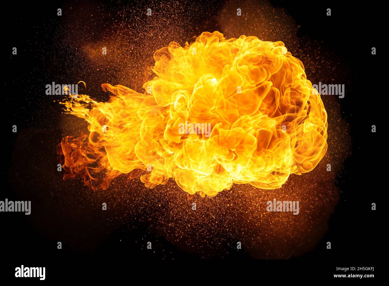 Realistische feurigen Explosion mit Funken und Rauch auf schwarzem Hintergrund Stockfoto