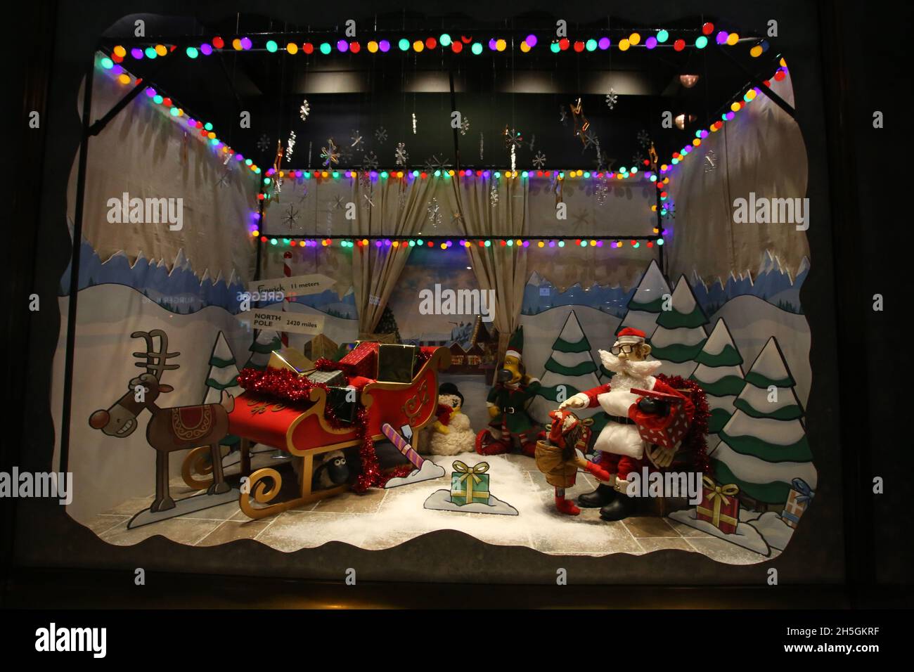 Newcastle, Großbritannien, 09. Nov, 2021, Fenwick's Christmas Window Revealed on Northumberland Street, Shaun the Sheep's, The Flight Before Christmas, Credit: DEW/Alamy Live News Stockfoto