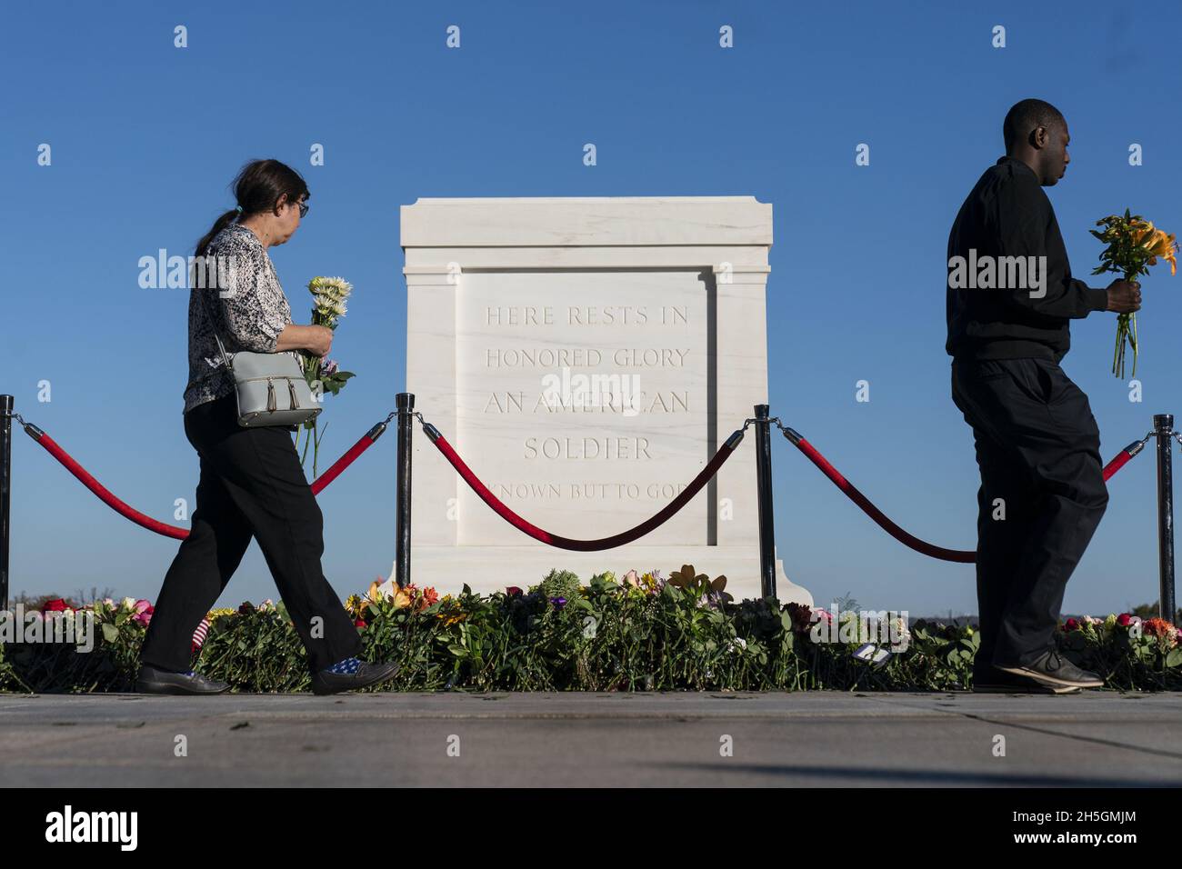 Arlington, Usa. November 2021. Menschen gehen zu Fuß, um Blumen während einer hundertjährigen Gedenkveranstaltung am Grab des unbekannten Soldaten, auf dem Nationalfriedhof von Arlington, am Dienstag, den 9. November 2021, in Arlington zu platzieren, Virginia. Pool Foto von Alex Brandon/UPI Kredit: UPI/Alamy Live News Stockfoto