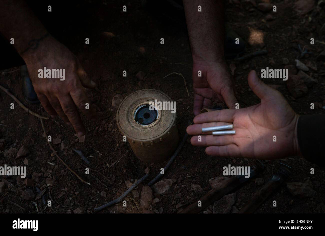 Penjwen, Irakisch-Kurdistan. Juli 2021. Deminer HOSHYAR ALI hält einen Detonator, der aus einer italienischen Valmara 69-Landmine entfernt wurde, die Ali sorgfältig zurückgewonnen und in der Nähe von Penjwen sicher gemacht hat. Ein einheimischer Bauer rief Ali an, um das Gebiet zu räumen, nachdem einige der Viehbestände der Bauern durch das Betreten von Landminen auf nahegelegenen Feldern getötet wurden. (Bild: © Daniel Carde/ZUMA Press Wire) Stockfoto