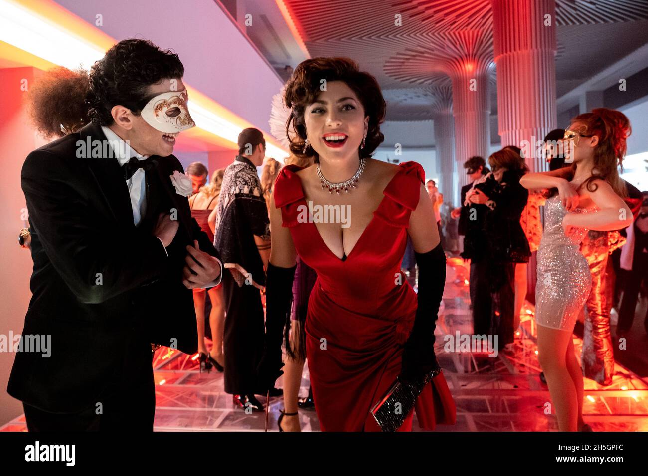 VERÖFFENTLICHUNG: 24. November 2021 TITEL: House of Gucci STUDIO: MGM REGIE: Ridley Scott PLOT: Die Geschichte, wie Patrizia Reggiani, die Ex-Frau von Maurizio Gucci, plante, ihren Mann, den Enkel des bekannten Modedesigners Gucci, zu töten. MIT Lady GAGA als Patrizia Reggiani (Foto: © MGM/Entertainment Picturs) Stockfoto