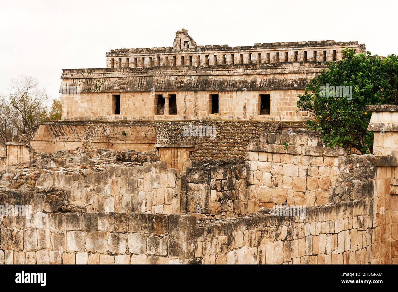 Der Palast oder El Palacio bei den Maya-Ruinen von Kabah, Yucatan, Mexiko Stockfoto