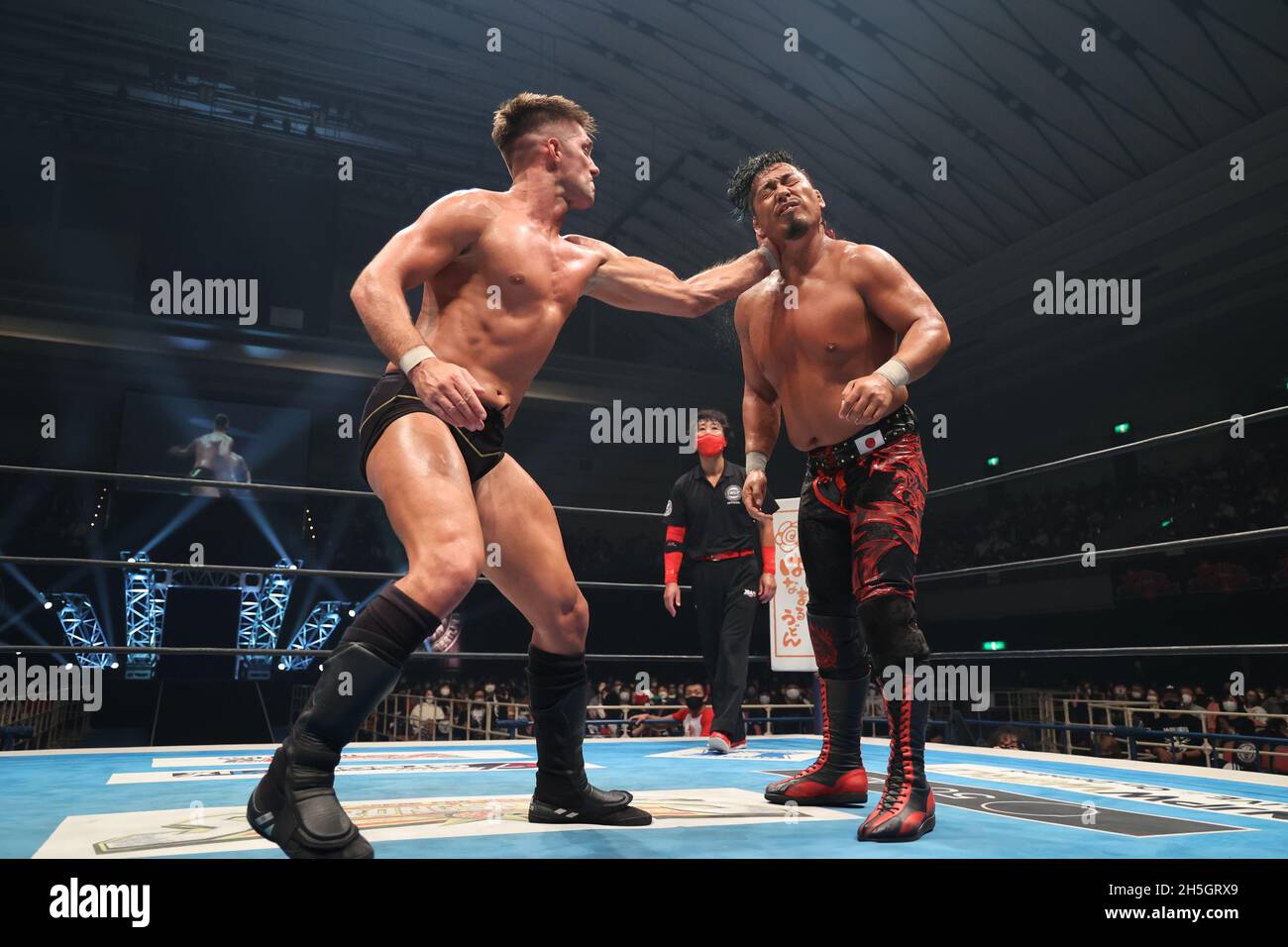 Osaka, Japan. November 2021. Shingo Takagi und Zack Sabre Jr. treten beim IWGP World Heavyweight Championship Match des New Japan Pro-Wrestling „Power Struggle“ im Osaka Prefectural Gym (Edion Arena Osaka) in Osaka, Japan, am 6. November 2021 an. Quelle: New Japan Pro-Wrestling/AFLO/Alamy Live News Stockfoto