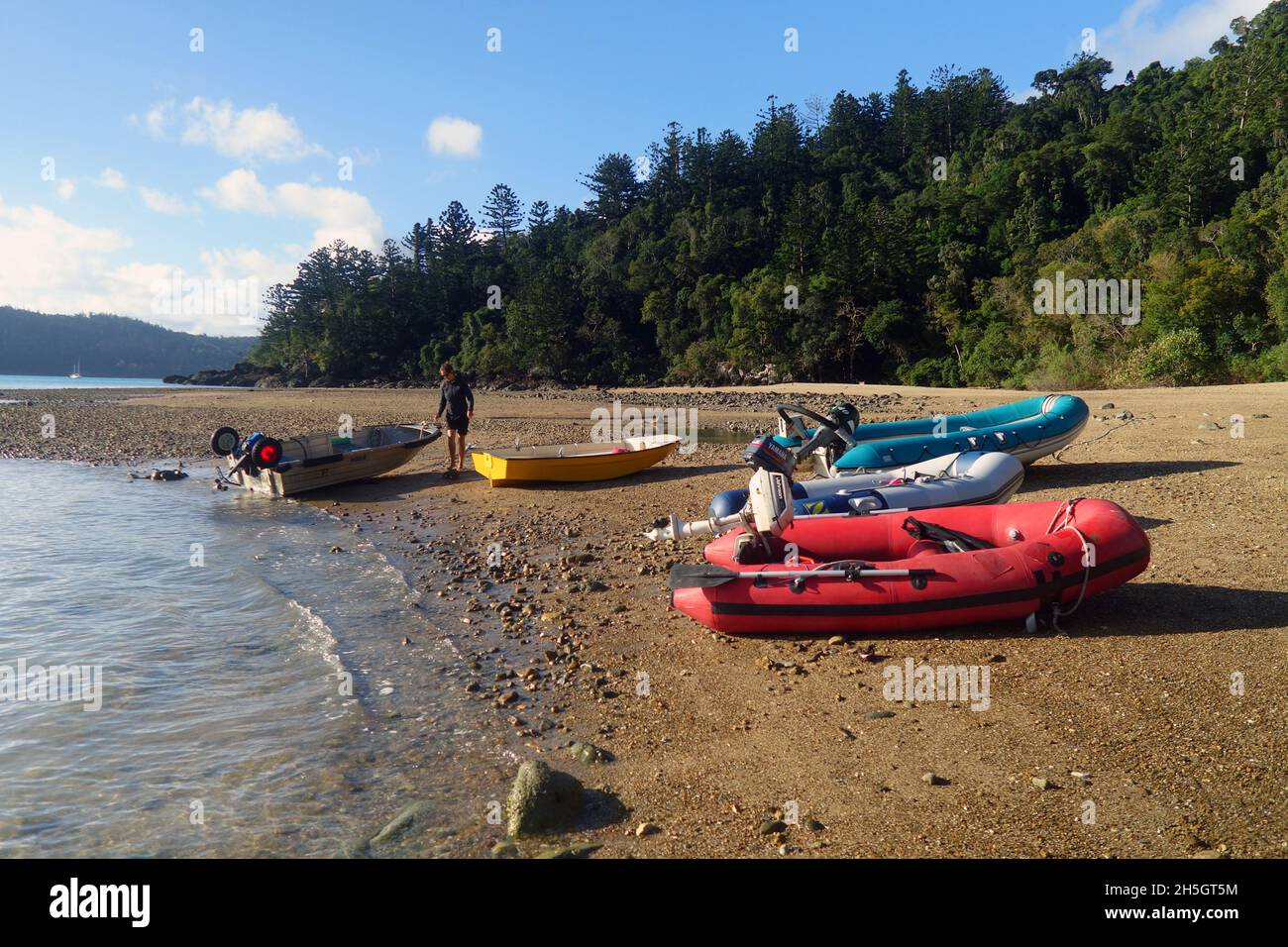 Dinghys landet am Sawmill Beach, Whitsunday Island, Whitsunday Islands National Park, Queensland, Australien. Keine PR oder MR Stockfoto