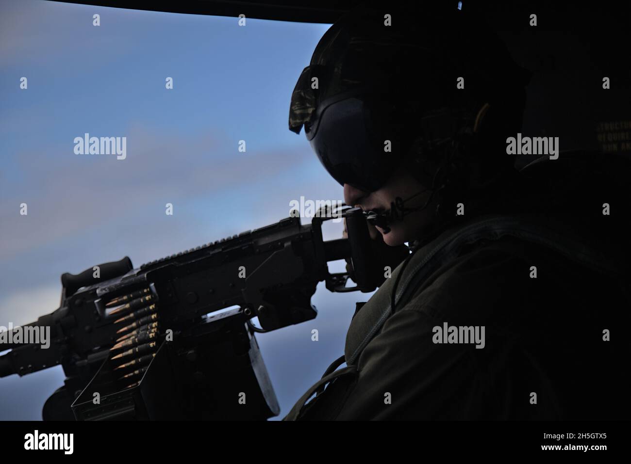 US Marine CPL. Dane Robison, ein UH-1Y Venom-Crewchef mit Marine Light Attack Helicopter Squadron (HMLA) 367, beobachtet den Luftraum während der Flugoperationen vor der Küste von Hawaii, 4. November 2021. HMLA-367 führte ein Live-Feuer-Training mit verschiedenen Waffensystemen durch, darunter ein M240D-Maschinengewehr, um die Einsatzbereitschaft und Kampffähigkeit in strengen, expektionären Umgebungen im Indo-Pazifik-Raum zu demonstrieren. (USA Marine Corps Foto von CPL. Dalton J. Payne) Stockfoto