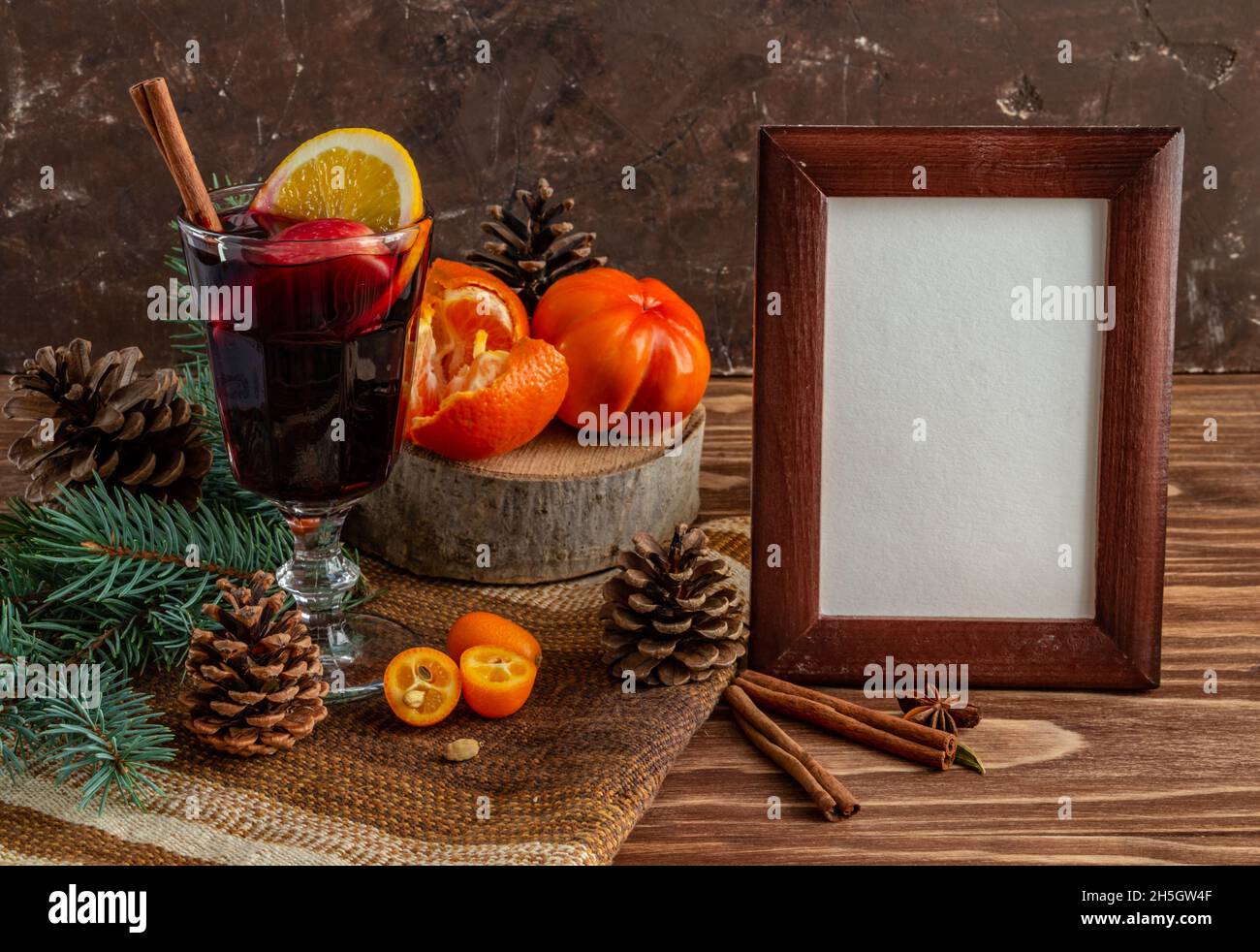 Heißer Glühwein, leerer Rahmen, Weihnachtsstimmung Stockfoto