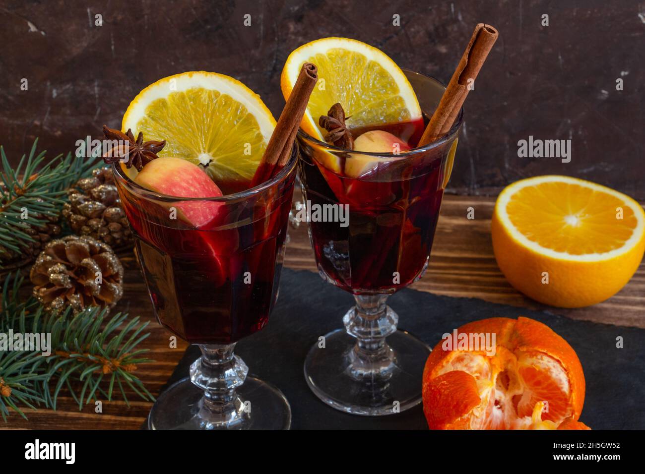 Heißer Glühwein, Atmosphäre von Weihnachten und Neujahr Stockfoto