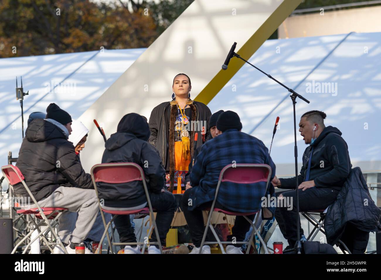 Junge indigene Frau Danielle Migwans mit All Nation Big Drum Singers / Drummers beim Indigenous Legacy Gathering 4. November 2021 Toronto, Kanada Stockfoto