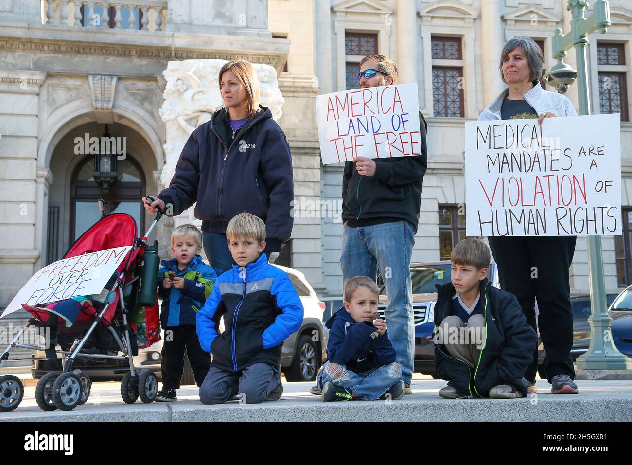 Harrisburg, Usa. November 2021. Demonstranten halten Plakate bei der „Medical Freedom Rally“ auf den Stufen des Pennsylvania State Capitol. Etwa 100 Personen nahmen an der Kundgebung gegen Impfmandate Teil, die von Doug Mastriano, einem republikanischen Kandidaten für den Gouverneur von Pennsylvania, organisiert wurde. Kredit: SOPA Images Limited/Alamy Live Nachrichten Stockfoto