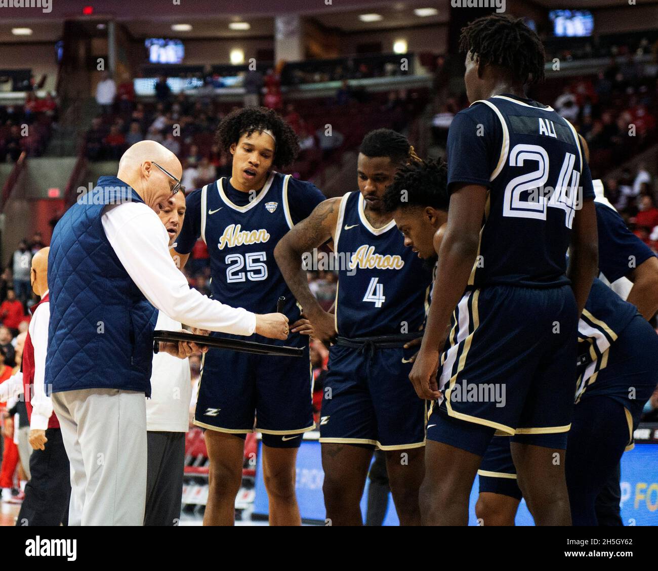 Columbus, Ohio, USA. November 2021. Akron zippt Cheftrainer John Groce trainiert sein Team gegen den Ohio State in ihrem Spiel in Columbus, Ohio. Kredit: csm/Alamy Live Nachrichten Stockfoto