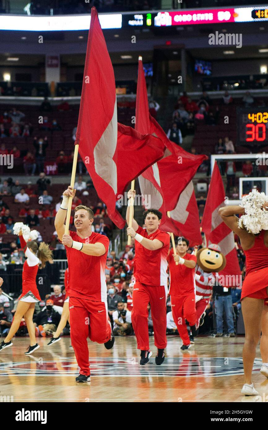 Columbus, Ohio, USA. November 2021. Cheerleader des Ohio State spielen in Columbus, Ohio, als der Ohio State Akron spielt. Kredit: csm/Alamy Live Nachrichten Stockfoto