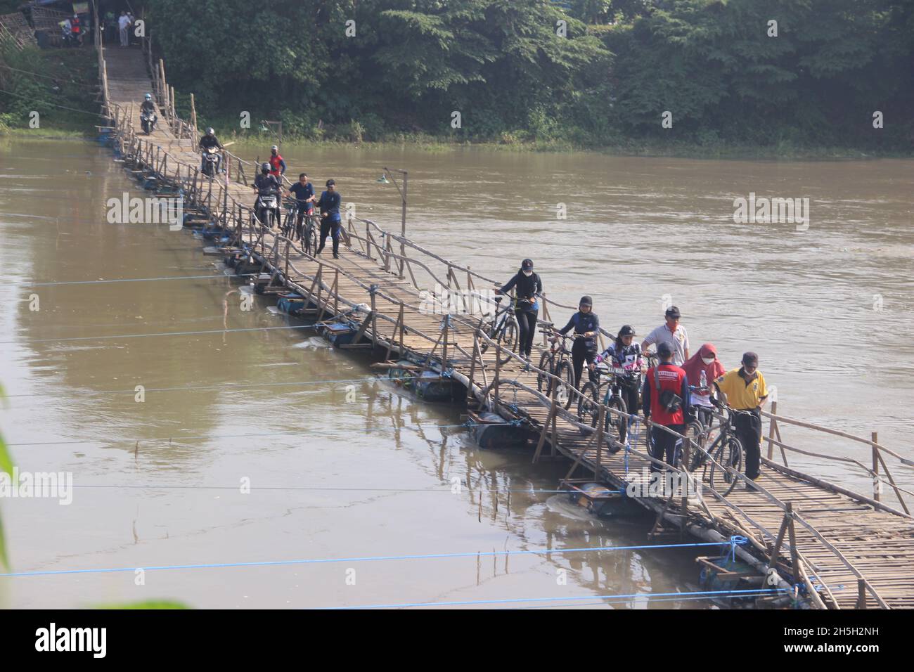 SIDOARJO, INDONESIEN - 06. NOVEMBER 2021: Die schwimmende Brücke (Sutam-Brücke) liegt über dem Brantas-Fluss, Ost-Java. Mount Penanggungan Hintergrund. Grea Stockfoto